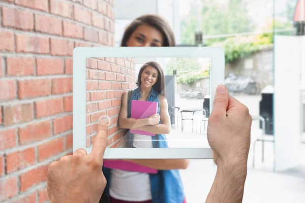 Handen met tablet pc — Stockfoto