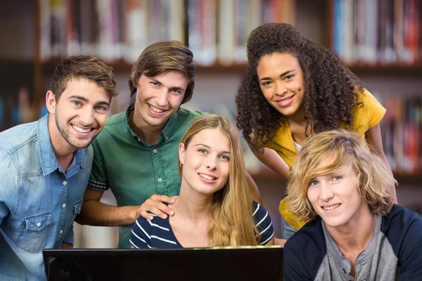 Studenter använder dator — Stockfoto