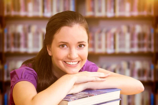 Studentka v knihovně — Stock fotografie