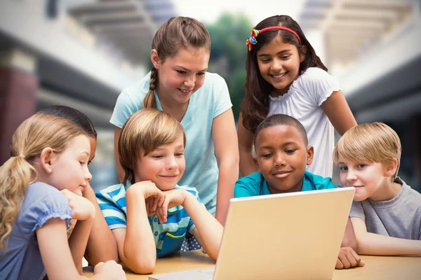 Alunos que utilizam o computador tablet na biblioteca — Fotografia de Stock