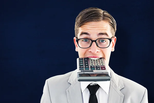 Калькулятор для укуса бизнесмена — стоковое фото