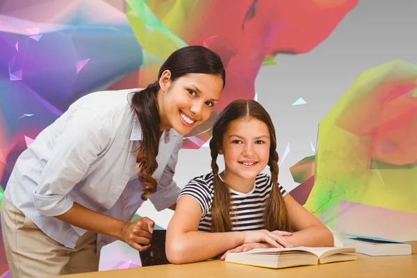 Maestra y niña en la biblioteca —  Fotos de Stock