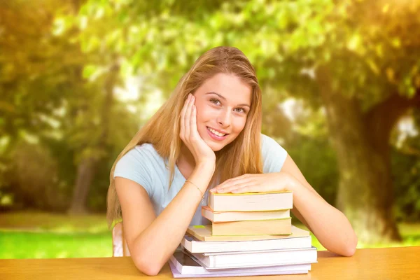 Vrouwelijke student in bibliotheek — Stockfoto