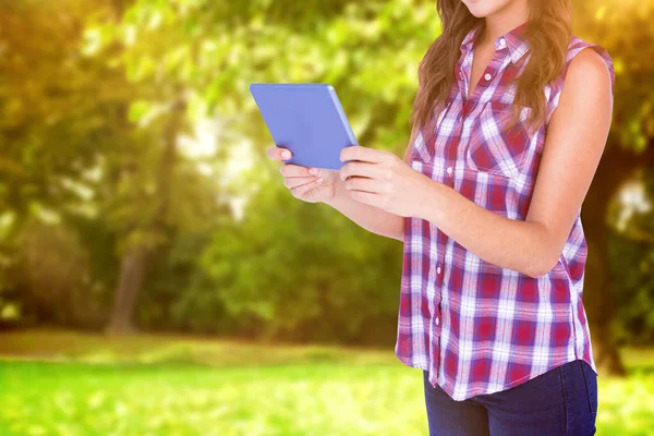 Ładna brunetka przy użyciu komputera typu tablet — Zdjęcie stockowe