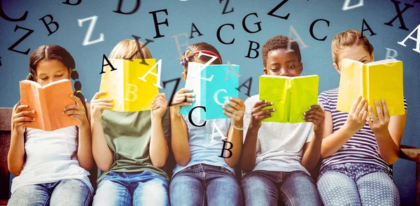 Niños leyendo libros en el parque — Foto de Stock