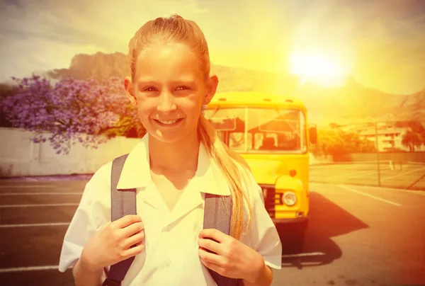 Alumno sonriendo a la cámara por el autobús escolar —  Fotos de Stock