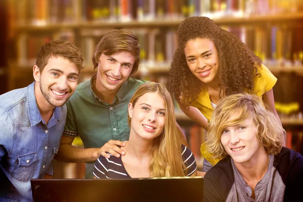 Studenter använder dator — Stockfoto