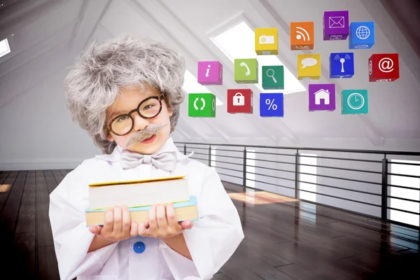 Pupilo en bata de laboratorio sosteniendo libros — Foto de Stock