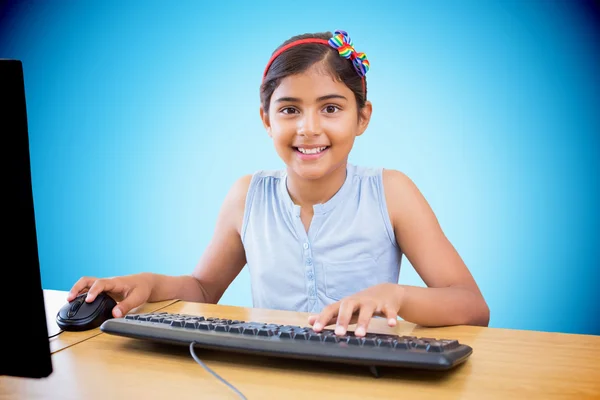 Schooljong geitje op computer — Stockfoto