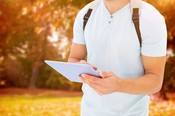 Student pomocí počítače tablet pc — Stock fotografie