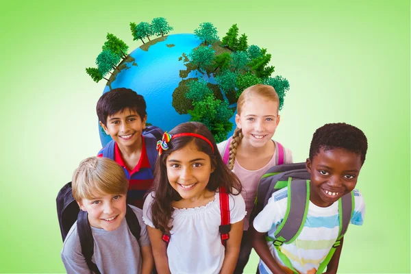 Des écoliers souriants dans le couloir scolaire — Photo