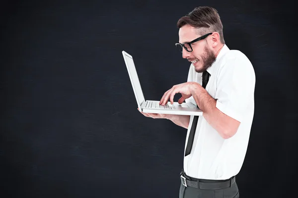 Homem de negócios Geeky usando seu laptop — Fotografia de Stock