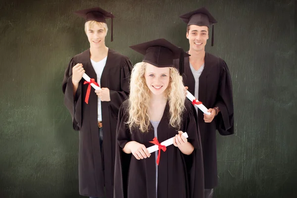 Grupp av ungdomar firar efter examen — Stockfoto