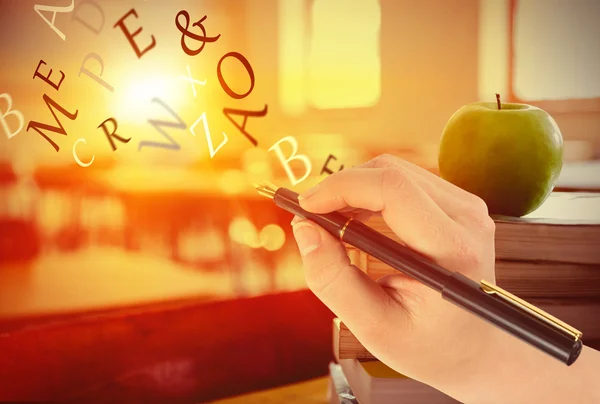 Samengestelde afbeelding van businesswomans hand schrijven met een vulpen — Stockfoto