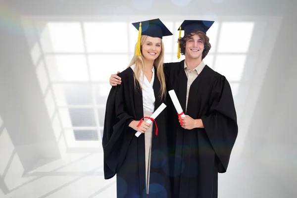 Dois estudantes em robe de pós-graduação ombro a ombro — Fotografia de Stock