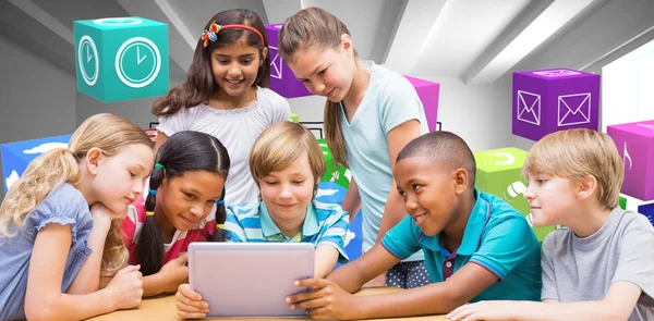 Söta eleverna med digital tablet — Stockfoto