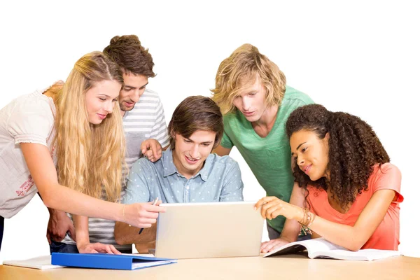 Estudiantes usando el ordenador portátil —  Fotos de Stock