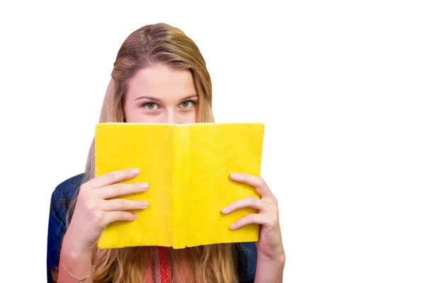 Studentin verdeckt Gesicht mit Buch — Stockfoto