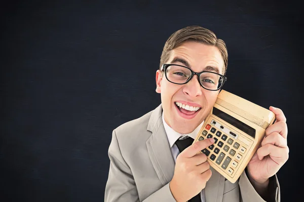 Geeky gülümseyen iş adamı gösteren hesap makinesi — Stok fotoğraf