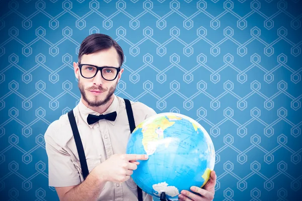 Geeky hipster bir küre tutan — Stok fotoğraf