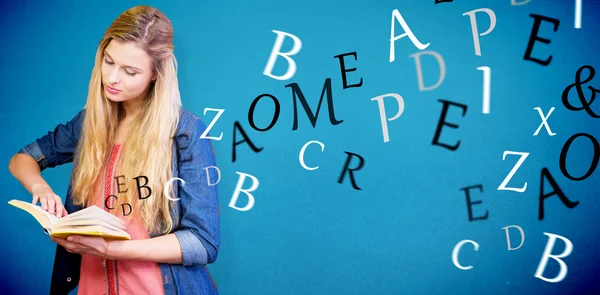 Pretty student reading in the library — Stock Photo, Image