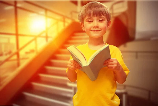 Композитный образ счастливого ученика с книгой — стоковое фото