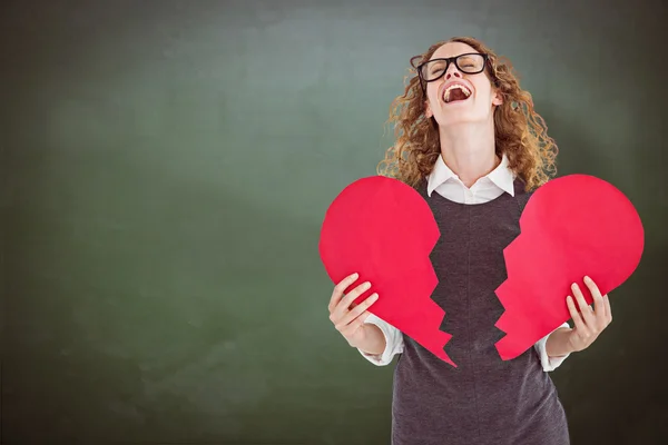 Nördiga hipster holding ett brustet hjärta — Stockfoto