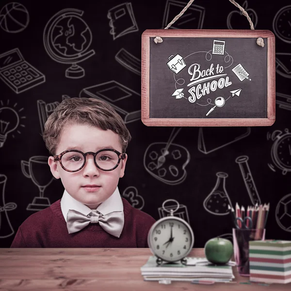 Estudante vestindo óculos de leitura — Fotografia de Stock