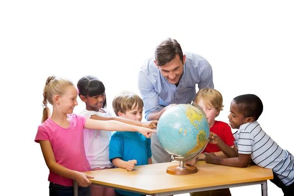 Schüler und Lehrer betrachten Globus in Bibliothek — Stockfoto