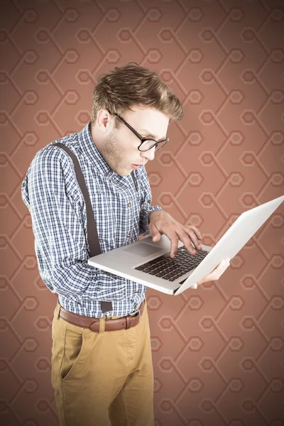 Geeky zakenman met behulp van zijn laptop — Stockfoto