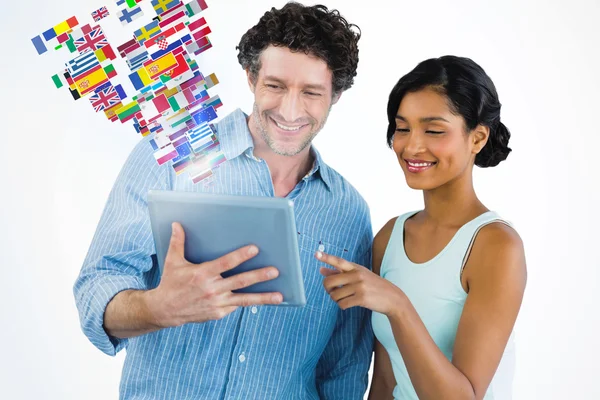 Uśmiechający się ludzie biznesu za pomocą cyfrowego tabletu — Zdjęcie stockowe