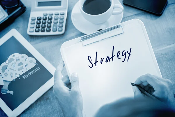 Man writing on clipboard — Stock Photo, Image