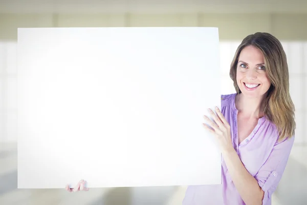 Leende affärskvinna holding billboard — Stockfoto