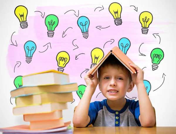 Carino ragazzo con libro sulla testa — Foto Stock