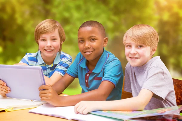 Pupils using tablet computer in library — Stock Photo, Image