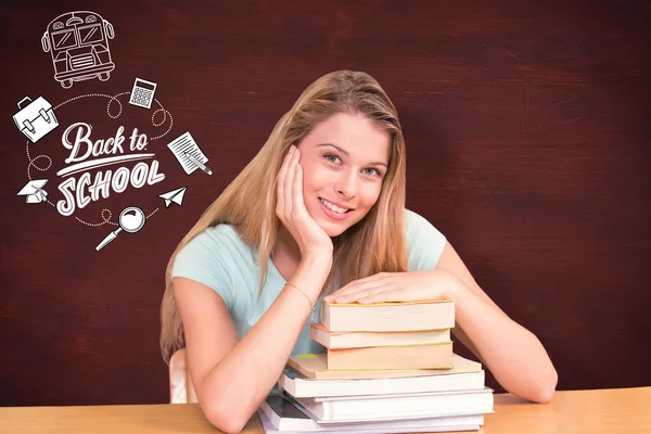 Kız öğrenci kitaplığı — Stok fotoğraf