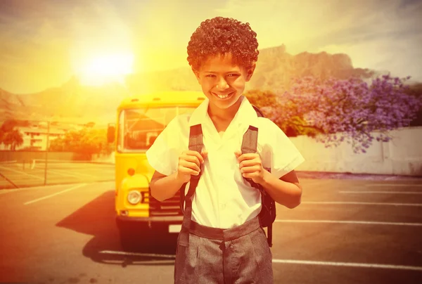 Netter Schüler lächelt in die Kamera — Stockfoto