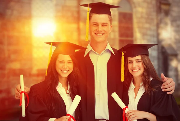 Vrienden afgestudeerde van Universiteit samen — Stockfoto