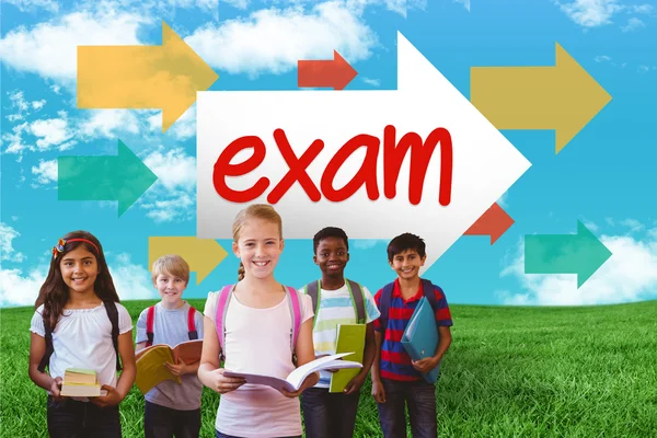 Examen de mot et souriants écoliers — Photo