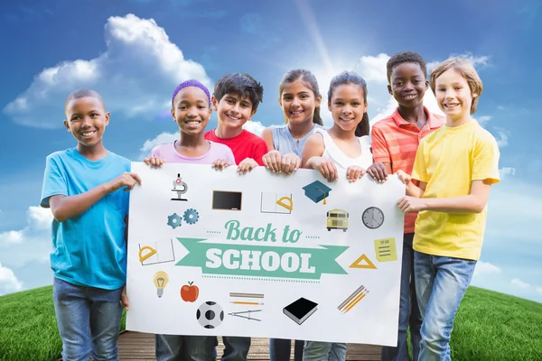 Amici che trattengono a bordo della scuola — Foto Stock