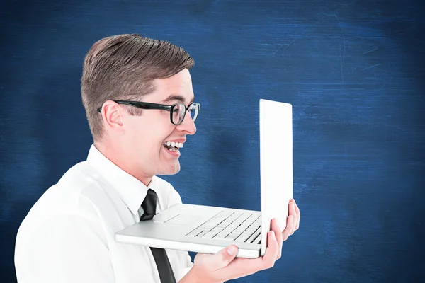 Geeky empresario sosteniendo su portátil — Foto de Stock