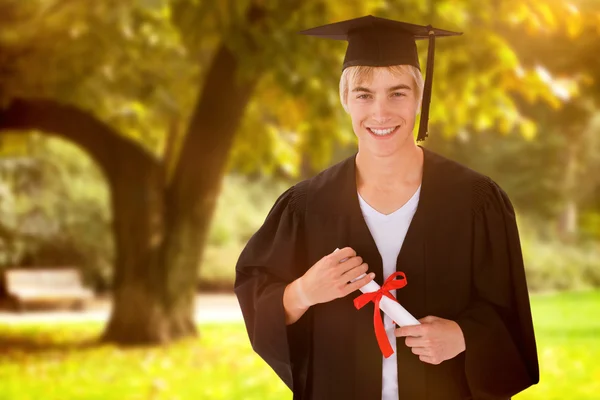 Tonåring kille firar examen — Stockfoto