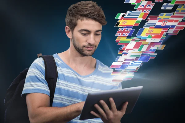 Estudante universitário masculino usando tablet digital — Fotografia de Stock