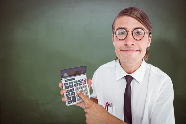 Geeky empresário mostrando calculadora — Fotografia de Stock