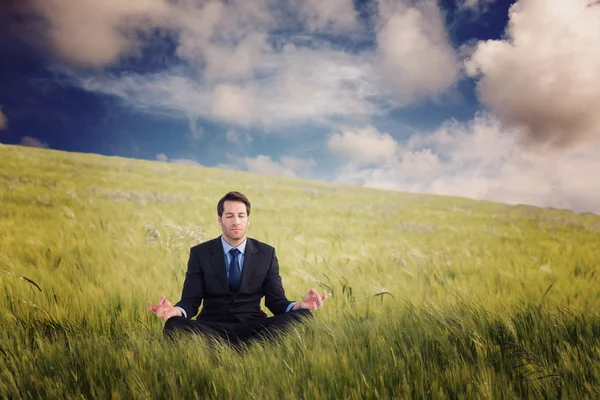 Hombre de negocios tranquilo sentado en pose de loto — Foto de Stock