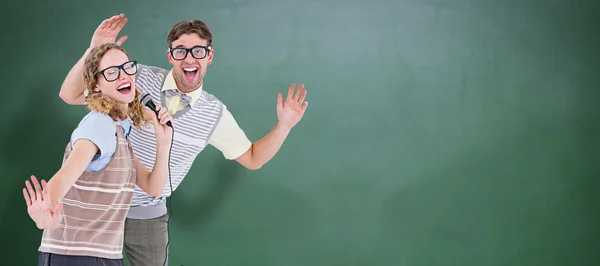 Hipster pareja cantando en micrófono — Foto de Stock