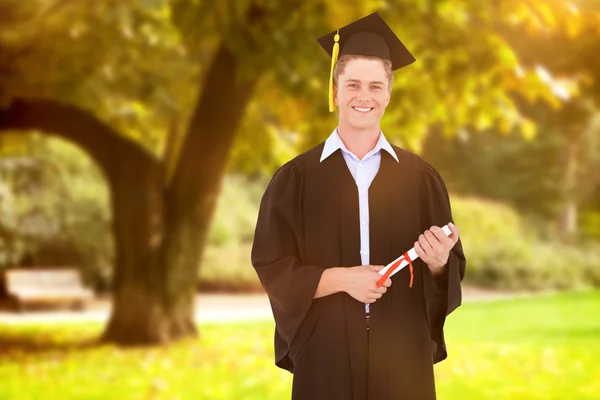 Mannen leende som han precis har tagit examen — Stockfoto