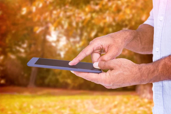 Man using tablet computer — Stock Photo, Image