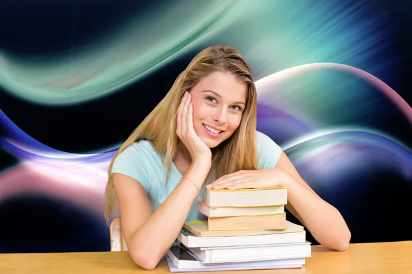 Kvinnlig student i biblioteket — Stockfoto