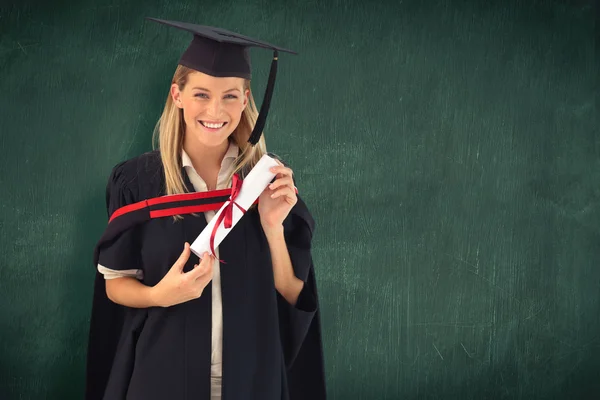 Mujer sonriendo en su graduación — Foto de Stock